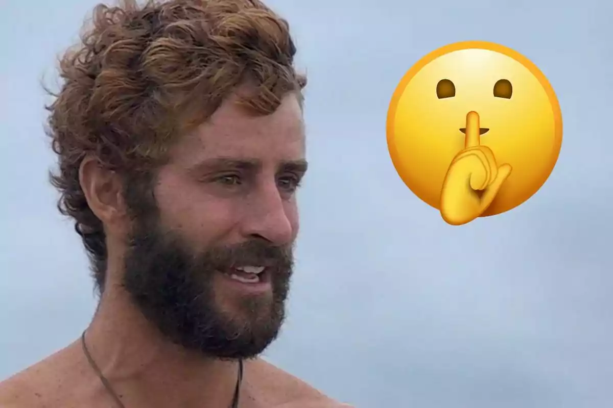 Pelayo Díaz és a l'aire lliure al costat d'un emoji de cara groga fent el gest de silenci.