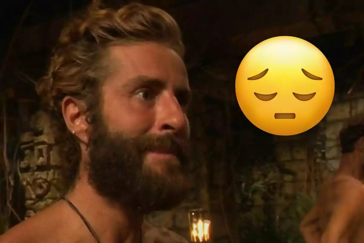 Pelayo Díaz amb expressió seriosa al costat d’un emoji de cara trista en un entorn rústic