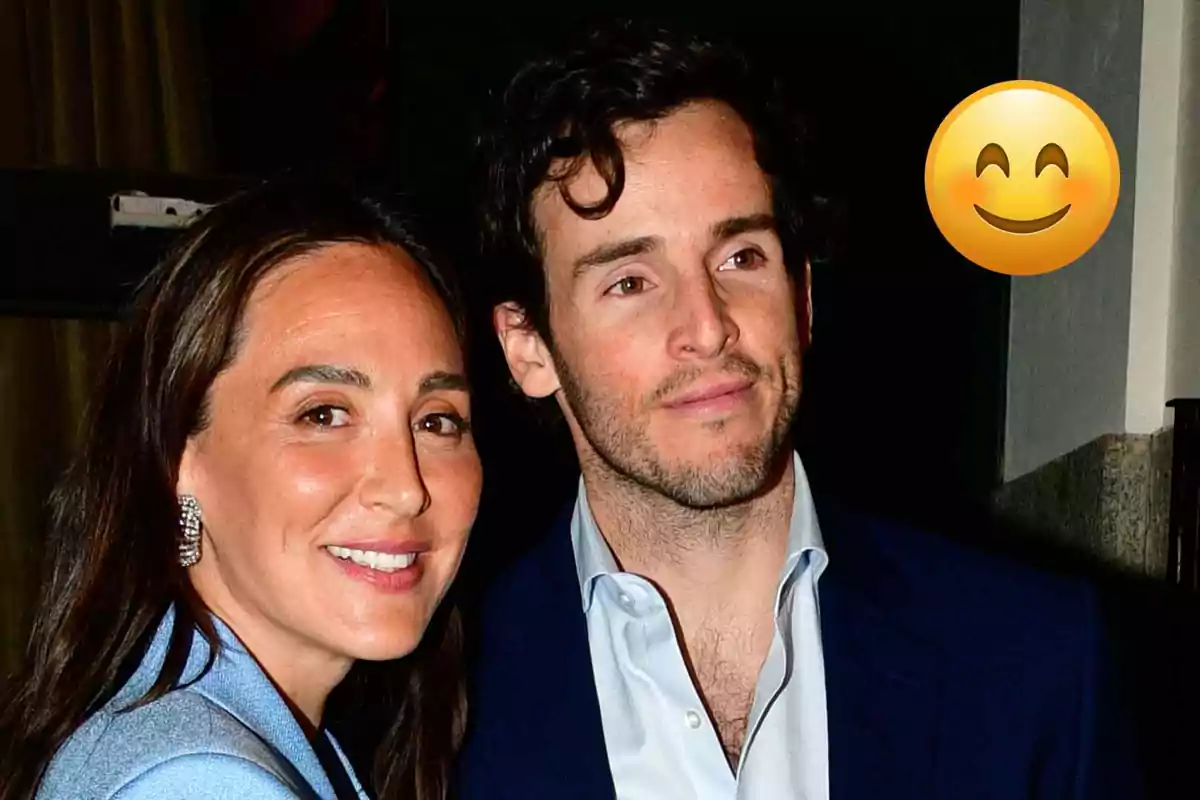 Íñigo Onieva i Tamara Falcó somriuen mentre posa per a una foto en un esdeveniment elegant, amb un emoji de careta feliç a la cantonada superior dreta.