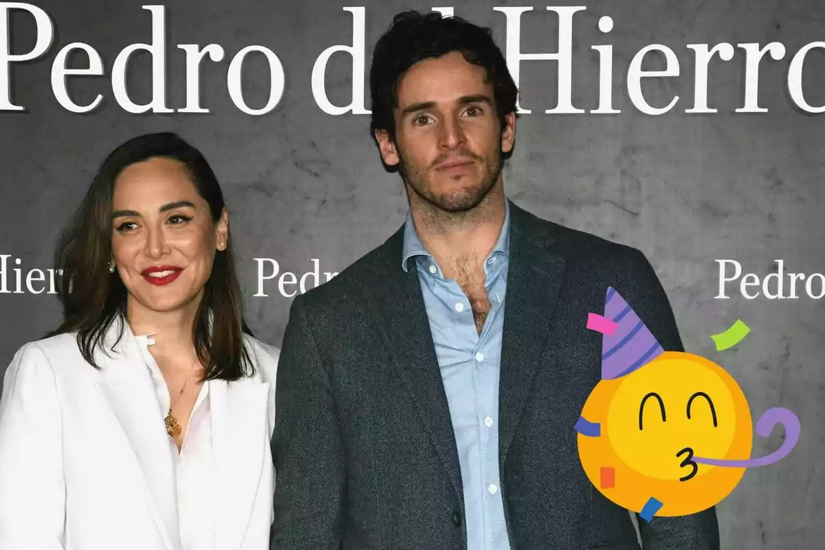 Tamara Falcó i Íñigo Onieva posant davant d'un fons amb el text "Pedro del Hierro" i un emoji de celebració a la cantonada inferior dreta.