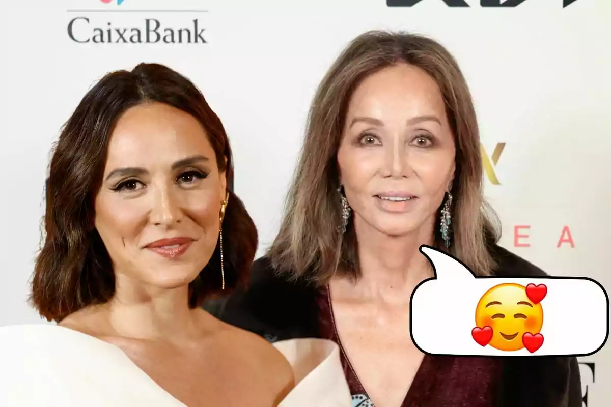 Tamara Falcó i Isabel Preysler posant juntes en un esdeveniment amb un logotip de CaixaBank al fons i un emoji de cara somrient amb cors en una bombolla de diàleg.