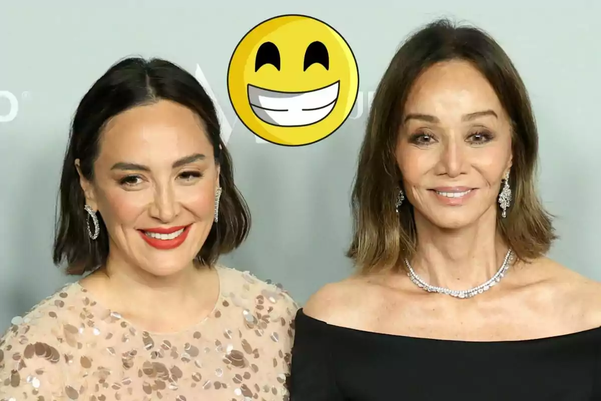 Tamara Falcó i Isabel Preysler somrients posen juntes en un esdeveniment elegant amb un emoji somrient superposat a la part superior.