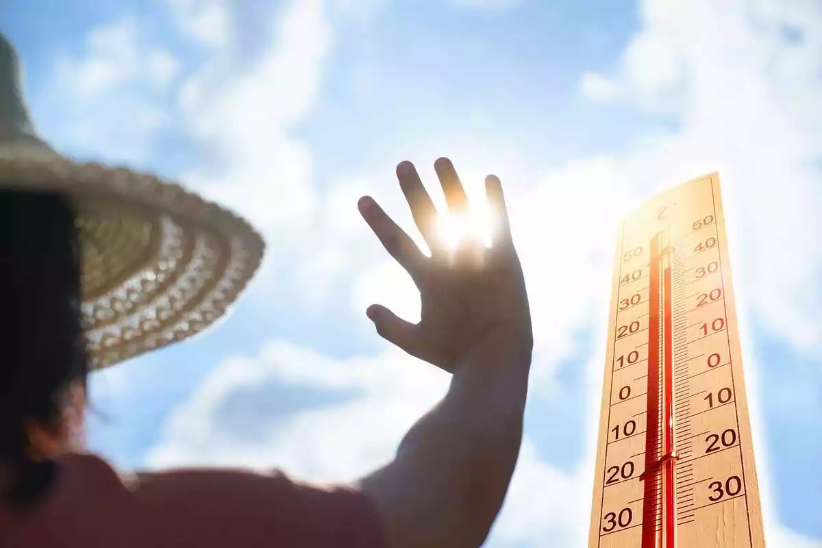 Muntatge d'una dona tapant-se del sol i un termòmetre marcant temperatures altes