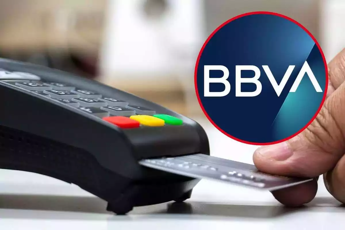 Muntatge amb una persona utilitzant una targeta de crèdit i un cercle amb el logo de BBVA