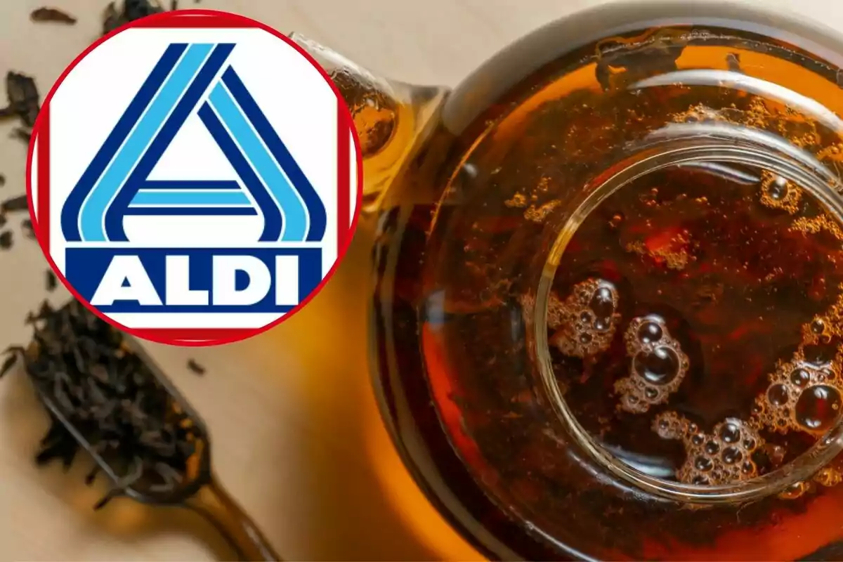 Logotipo de Aldi sobre una imagen de una tetera con té negro y hojas de té en una cuchara.