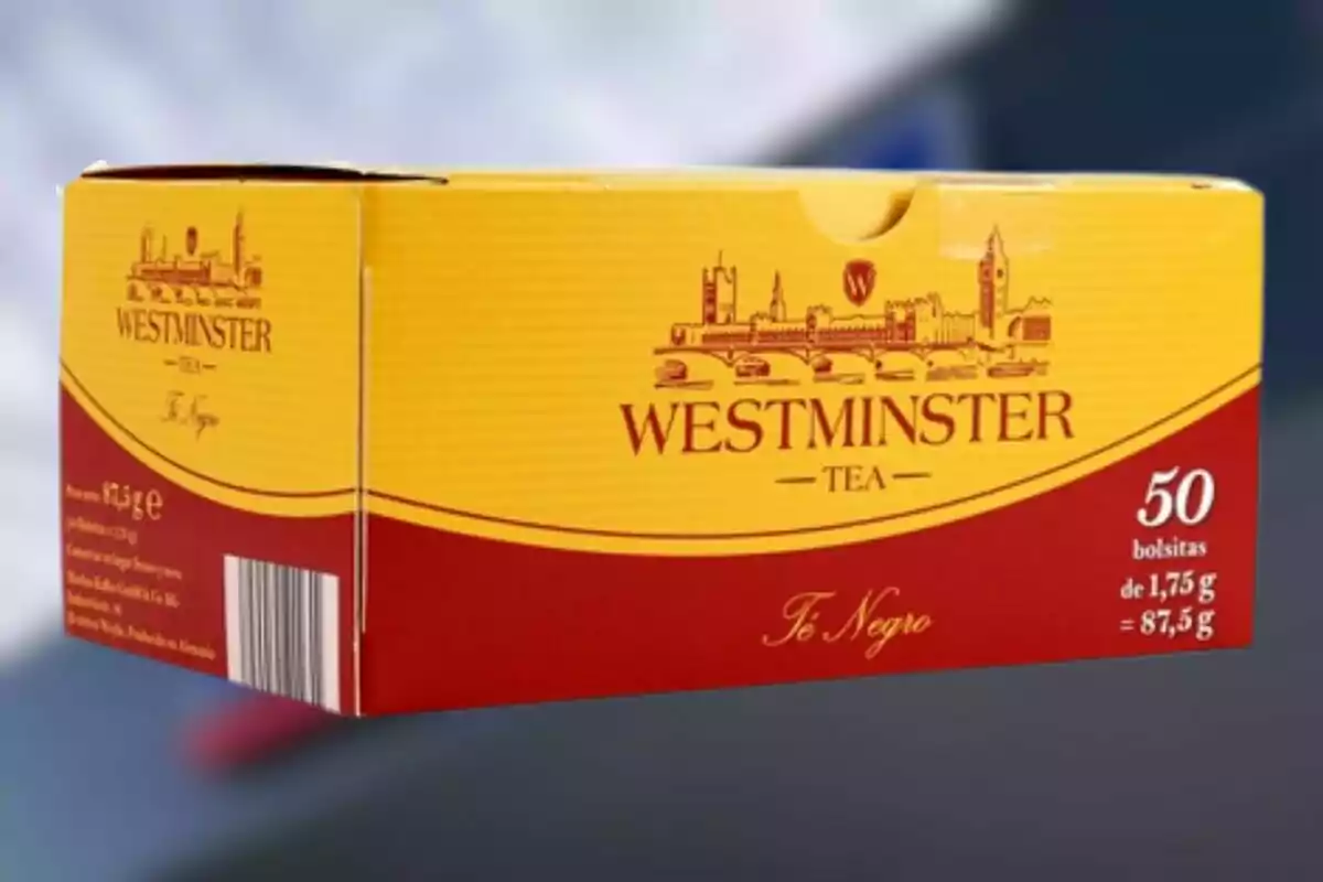 Caja de té Westminster con diseño amarillo y rojo que contiene 50 bolsitas de té negro.