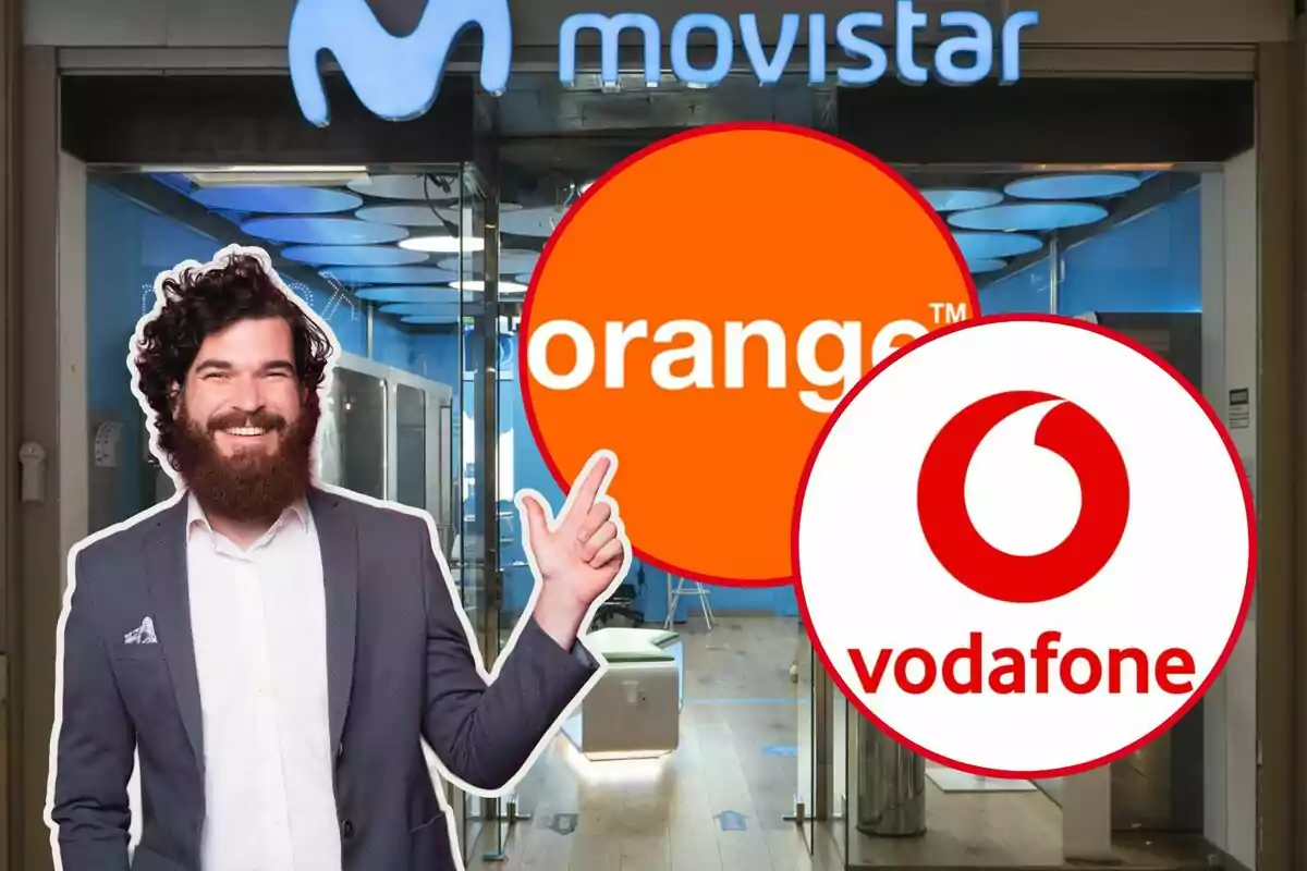 Un home somrient amb barba i vestit assenyala cap als logotips d'Orange i Vodafone, amb una botiga de Movistar de fons.