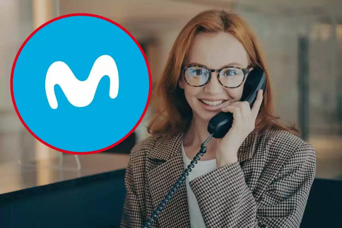 Dona amb ulleres somrient mentre parla per telèfon amb un logotip blau i blanc al costat. Dona amb ulleres somrient mentre parla per telèfon amb un logotip blau i blanc al costat.
