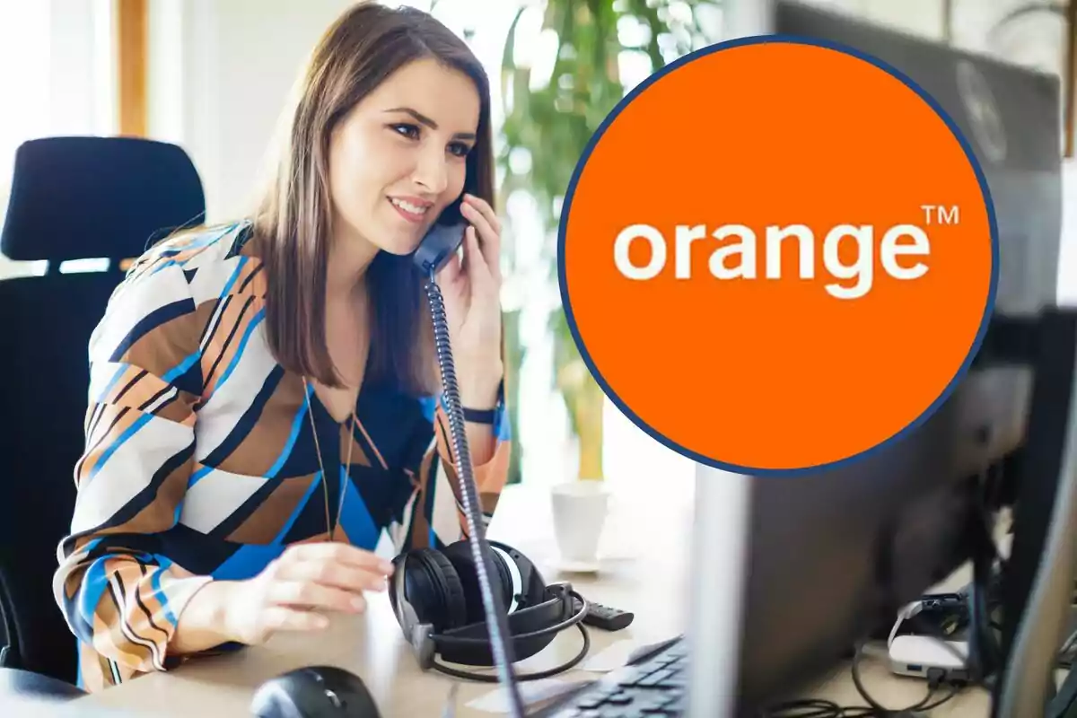 Una mujer hablando por teléfono en una oficina con un logotipo de fondo.