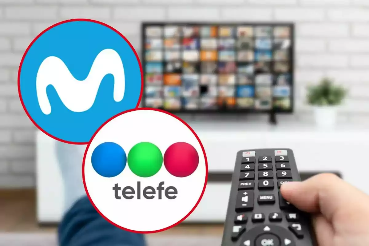 Una persona sosté un control remot davant d'un televisor amb logotips de Movistar i Telefe superposats.