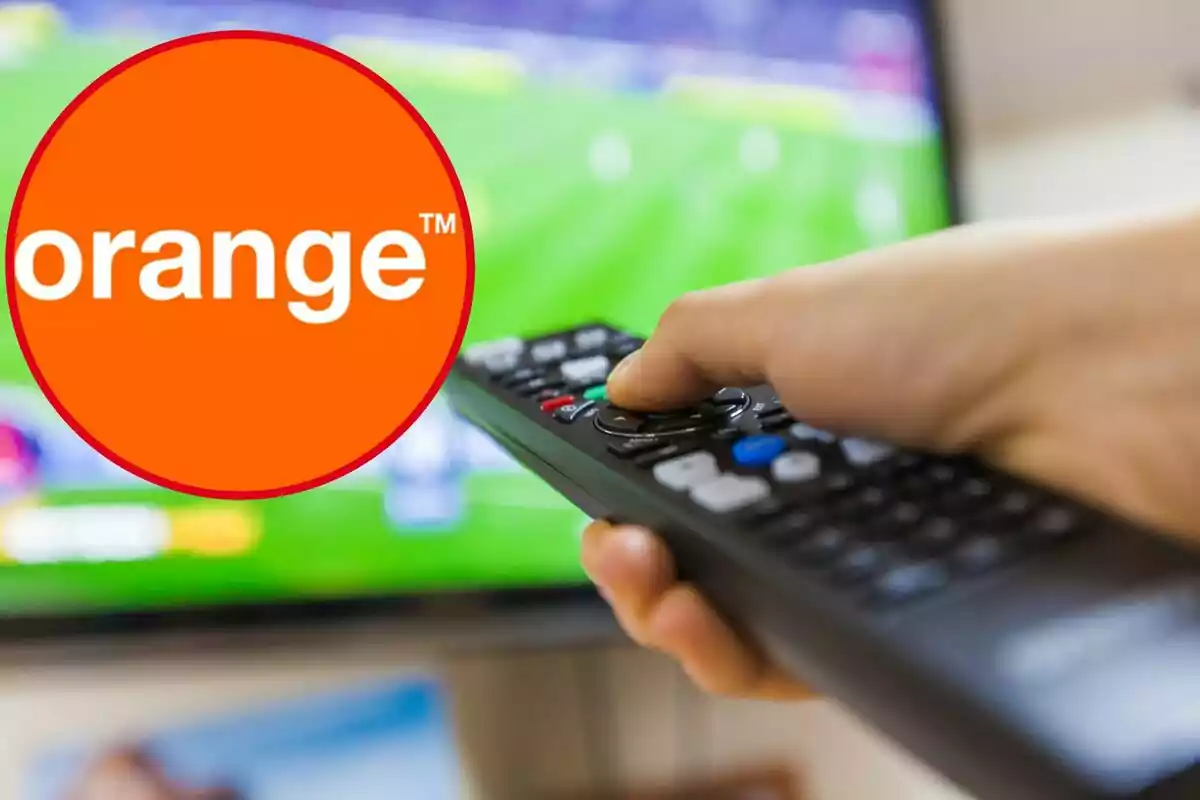 Un comandament a distància i al fons una televisió, i al cercle, el logotip d'Orange