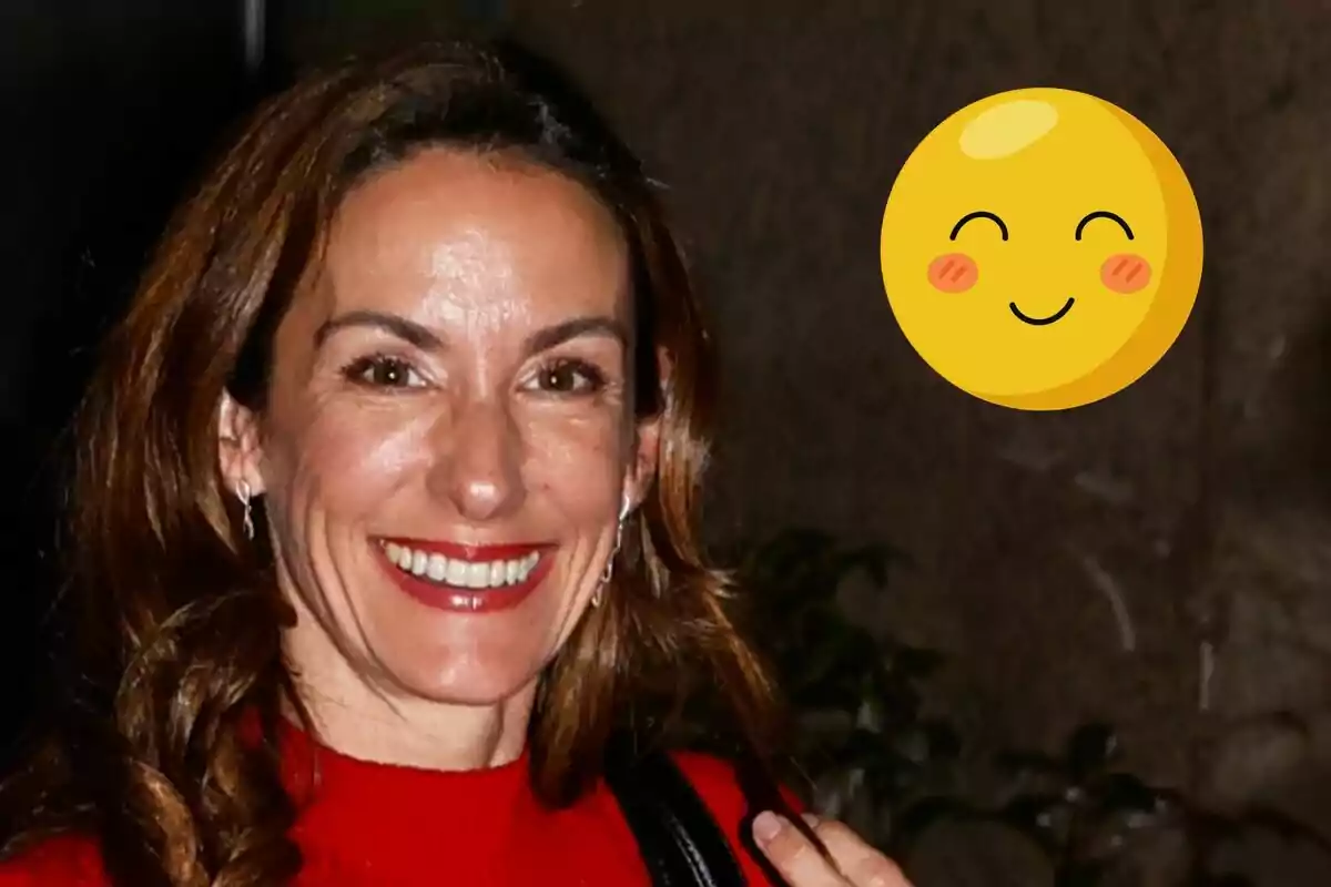 Telma Ortiz somrient amb un emoji feliç al costat.