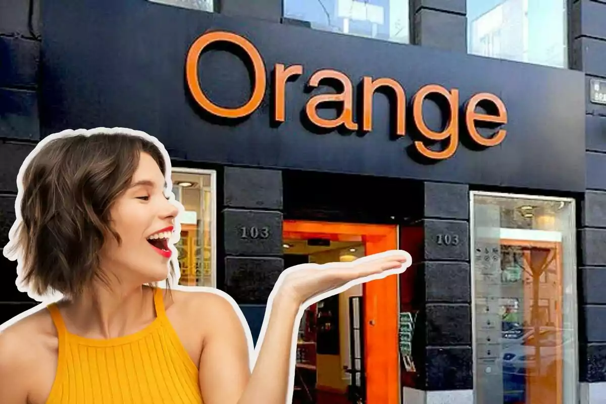 Una dona somrient amb un vestit groc sosté la mà davant una botiga amb el rètol "Orange".