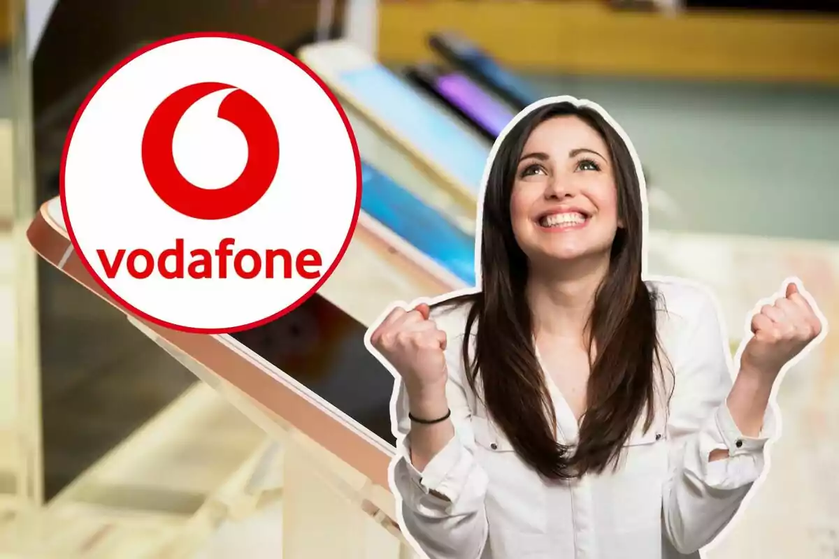 Una dona somrient amb gest de triomf al costat del logotip de Vodafone.