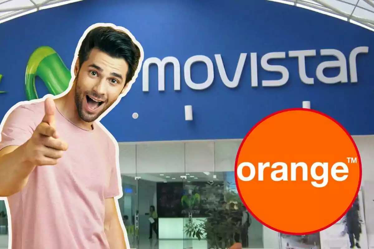 Un home somrient amb samarreta rosa davant d'un cartell de Movistar i un logotip d'Orange.