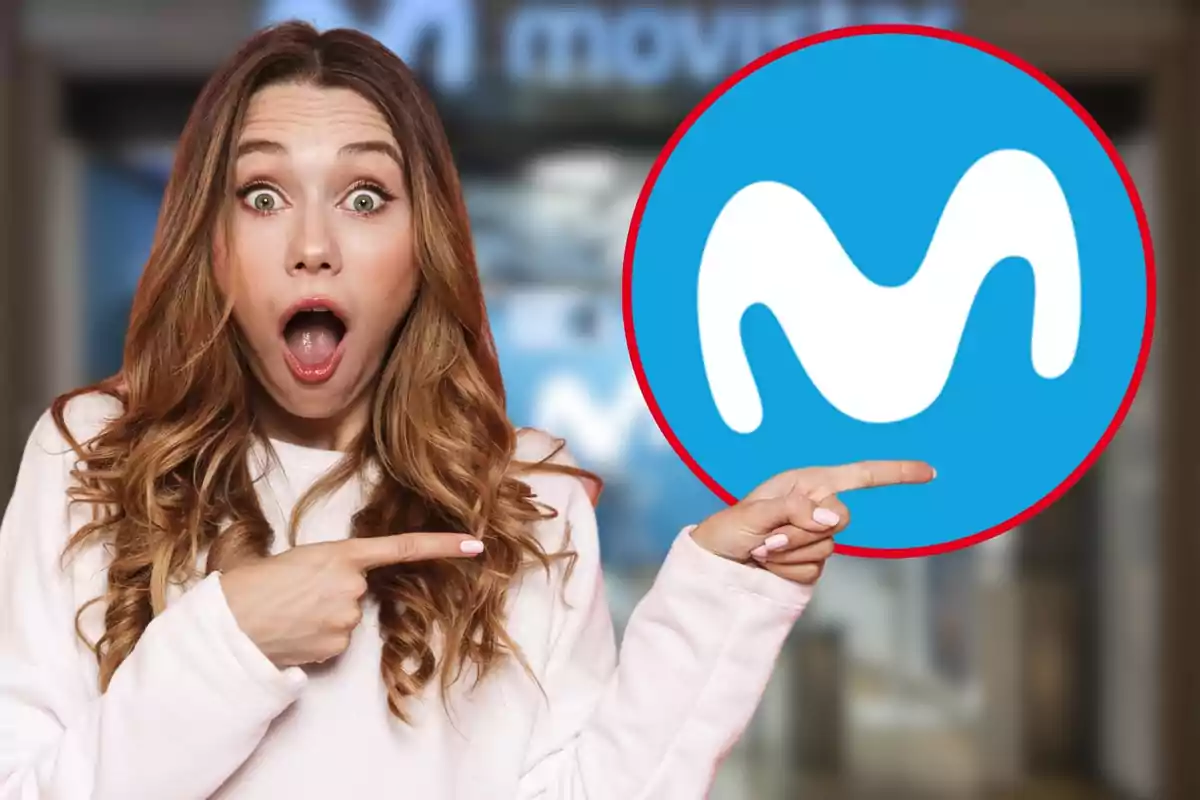 Una dona amb expressió de sorpresa assenyala el logotip de Movistar.