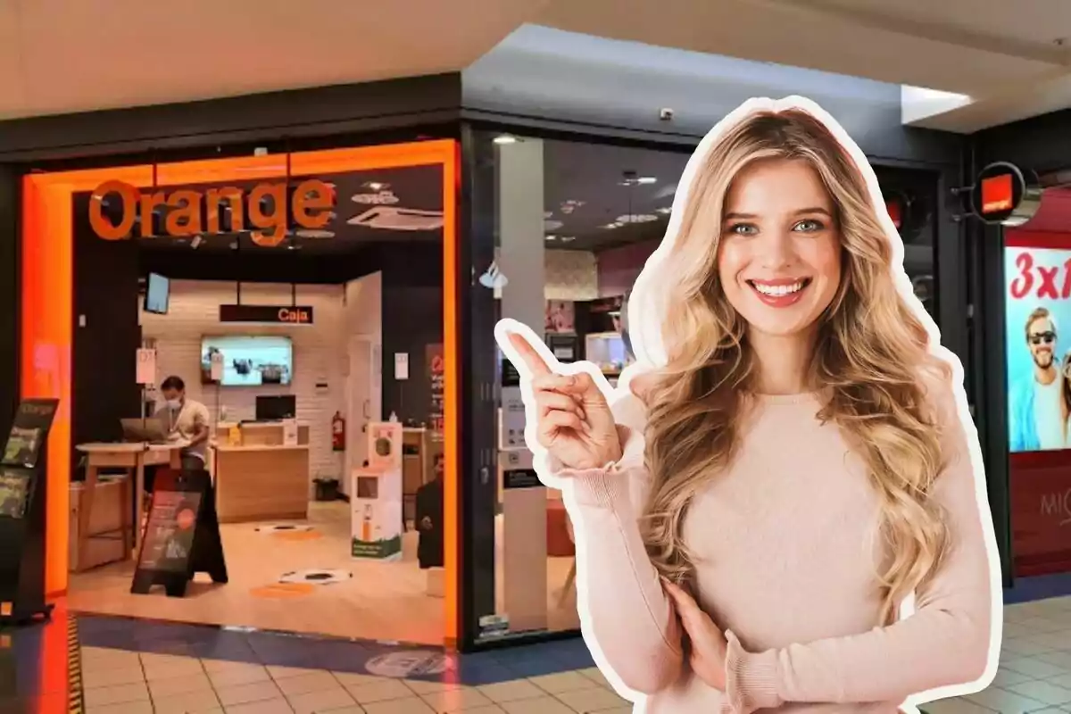 Una dona somrient assenyala cap a una botiga d'Orange en un centre comercial.