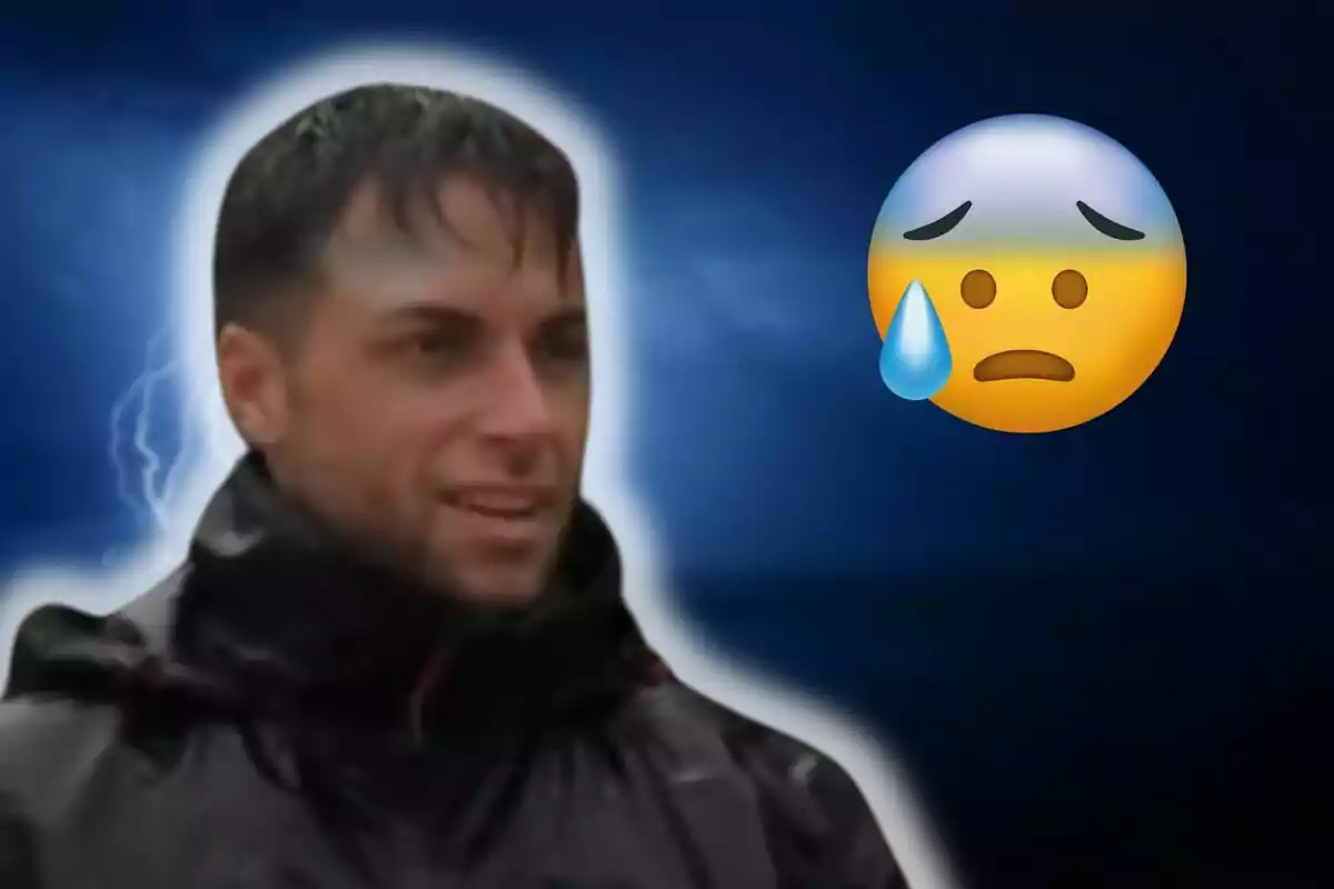 Montoya amb jaqueta impermeable i un emoji de cara preocupada sobre un fons fosc amb llamps.