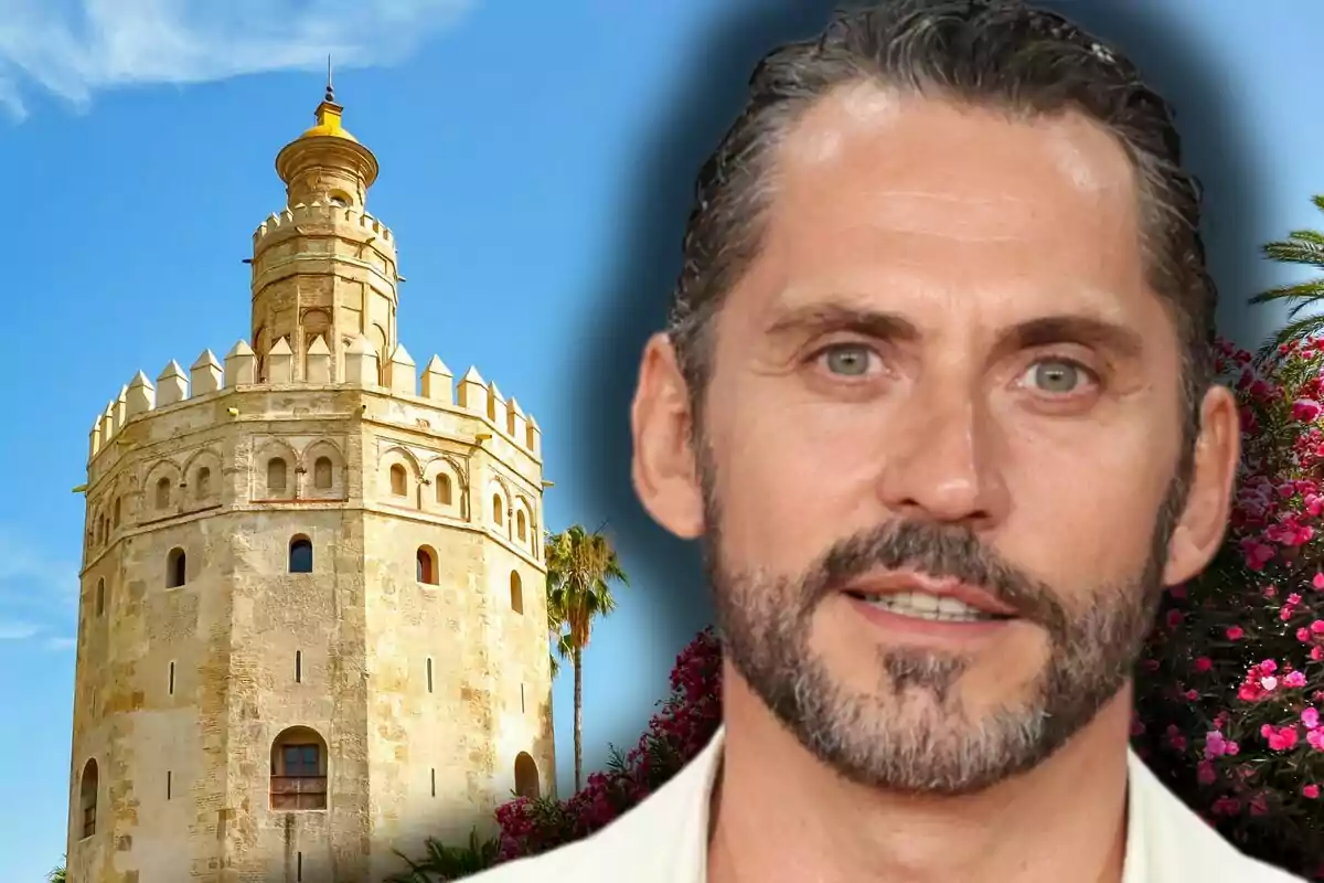 Paco León apareix en primer pla amb la Torre del Oro de Sevilla al fons sota un cel blau