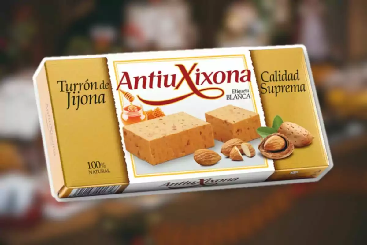 Caja de turrón de Jijona de la marca Antiu Xixona con almendras y miel en la imagen y texto que indica calidad suprema y 100% natural.