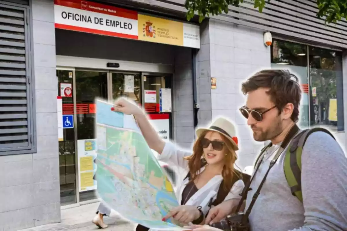 Una oficina del SEPE amb dos joves turistes revisant un mapa