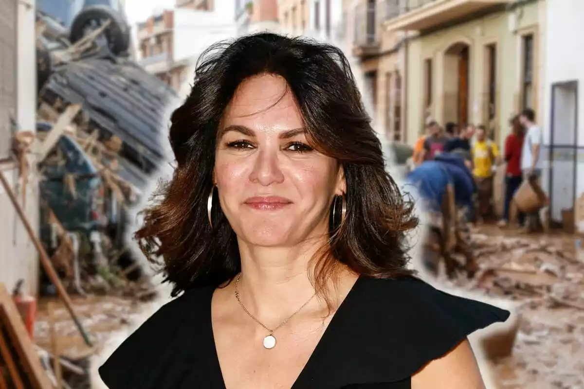 Fabiola Martínez somrient amb cabells foscos i vestit negre està en primer Pía mentre que al fons s'observa un carrer amb runes i persones treballant.