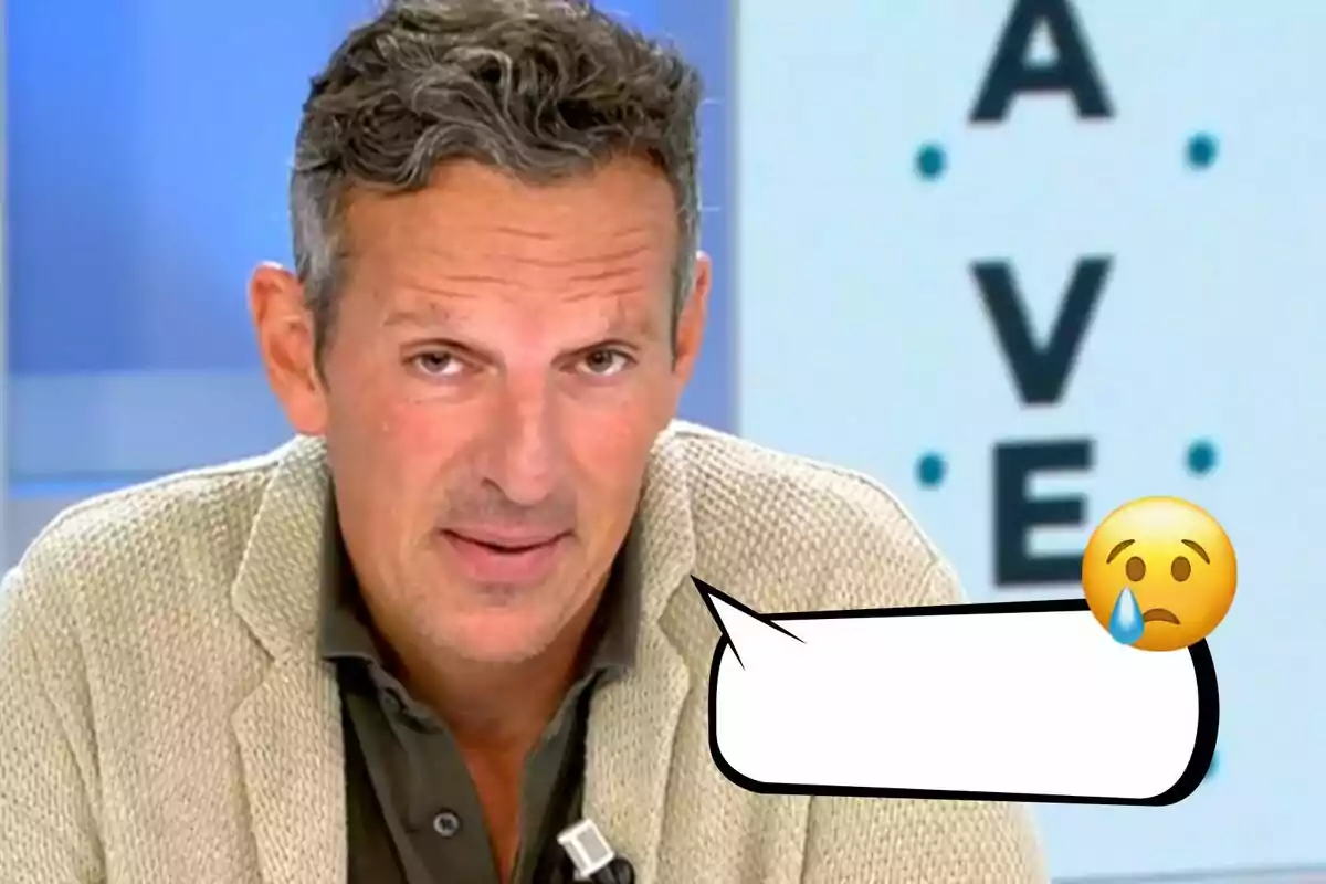 Joaquín Prat amb expressió seriosa està davant d'un fons blau clar, amb un globus de diàleg buit i un emoji de cara trista amb una llàgrima.