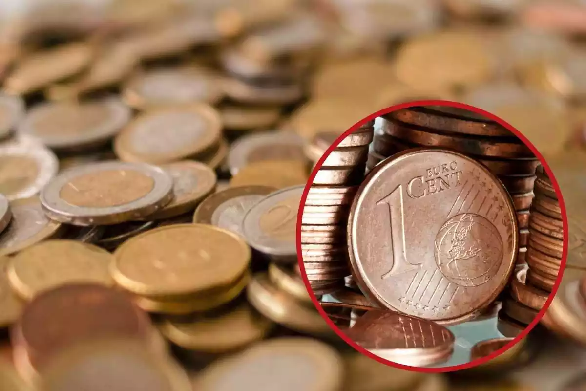 Muntatge amb diverses monedes d'euro amuntegades i un cercle amb una moneda de 1 cèntim