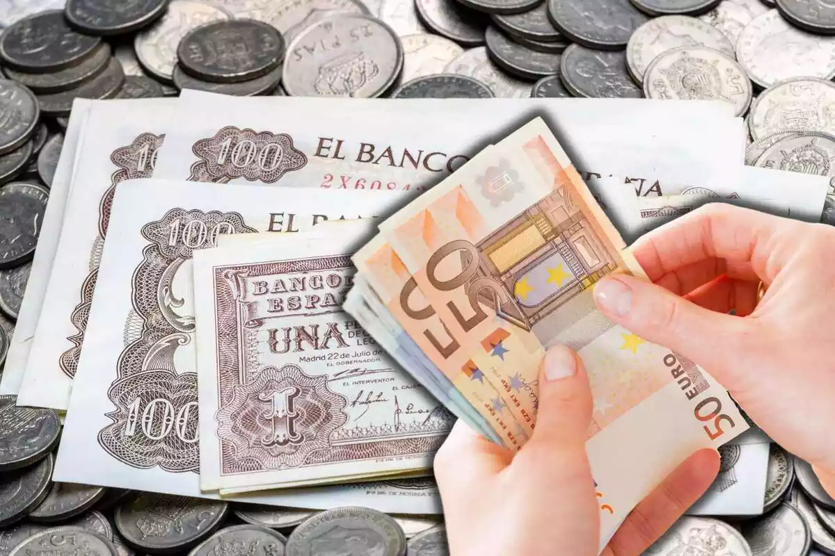 Muntatge amb bitllets i monedes de pesseta i dues mans amb bitllets d'euro