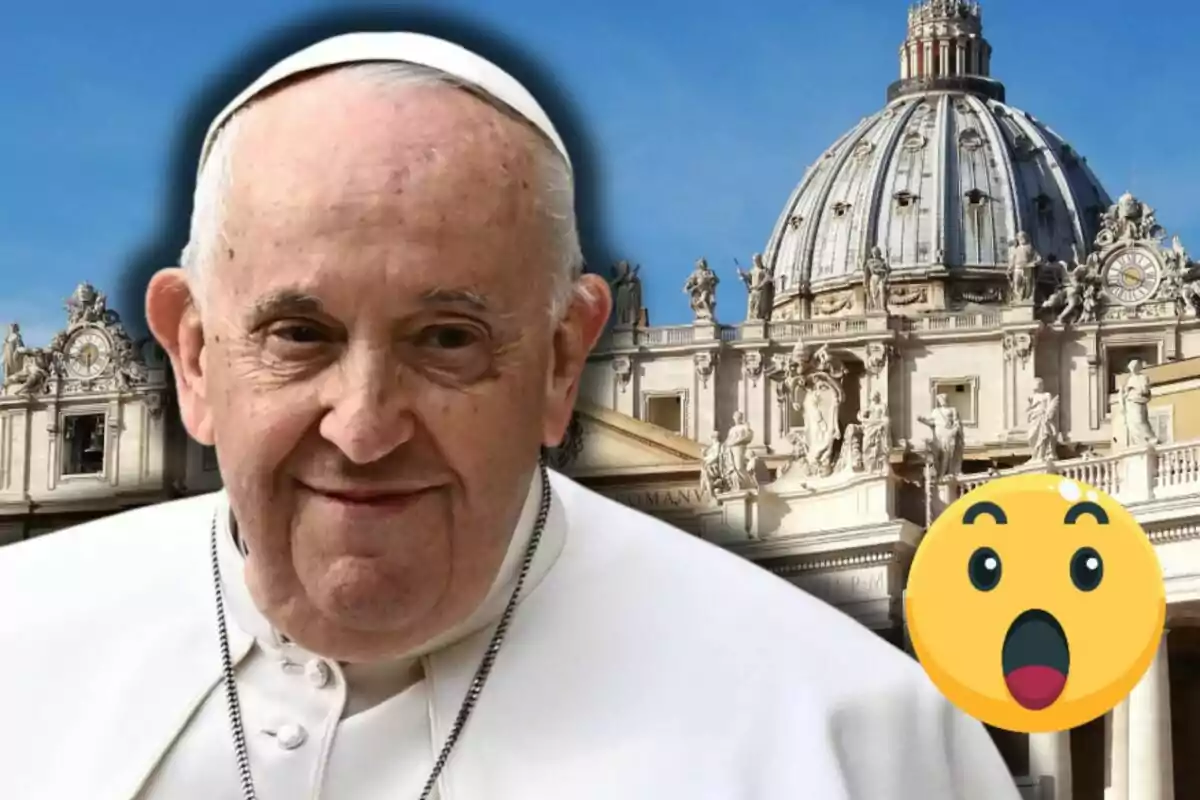 Un home amb vestimenta religiosa davant d'un edifici històric amb una cúpula i un emoji sorprès a la cantonada.