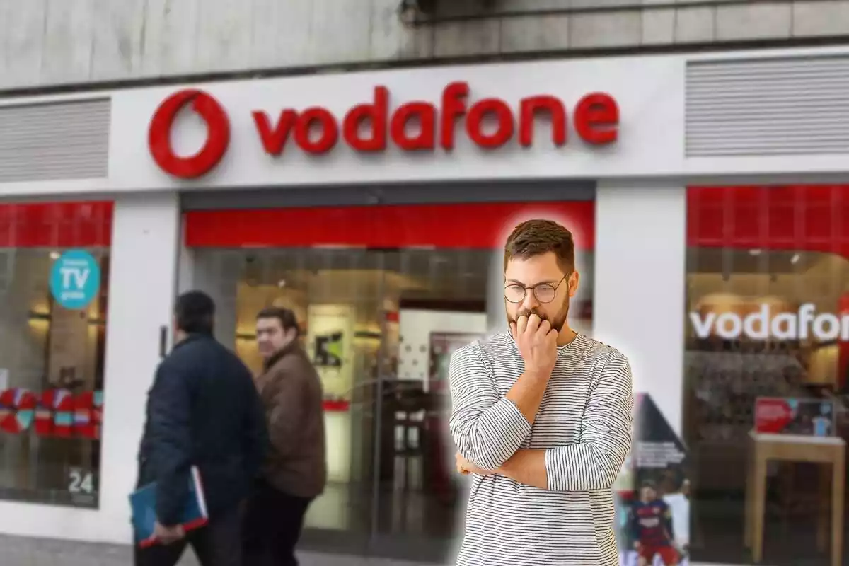 Muntatge fotogràfic entre una botiga de Vodafone i una persona preocupada