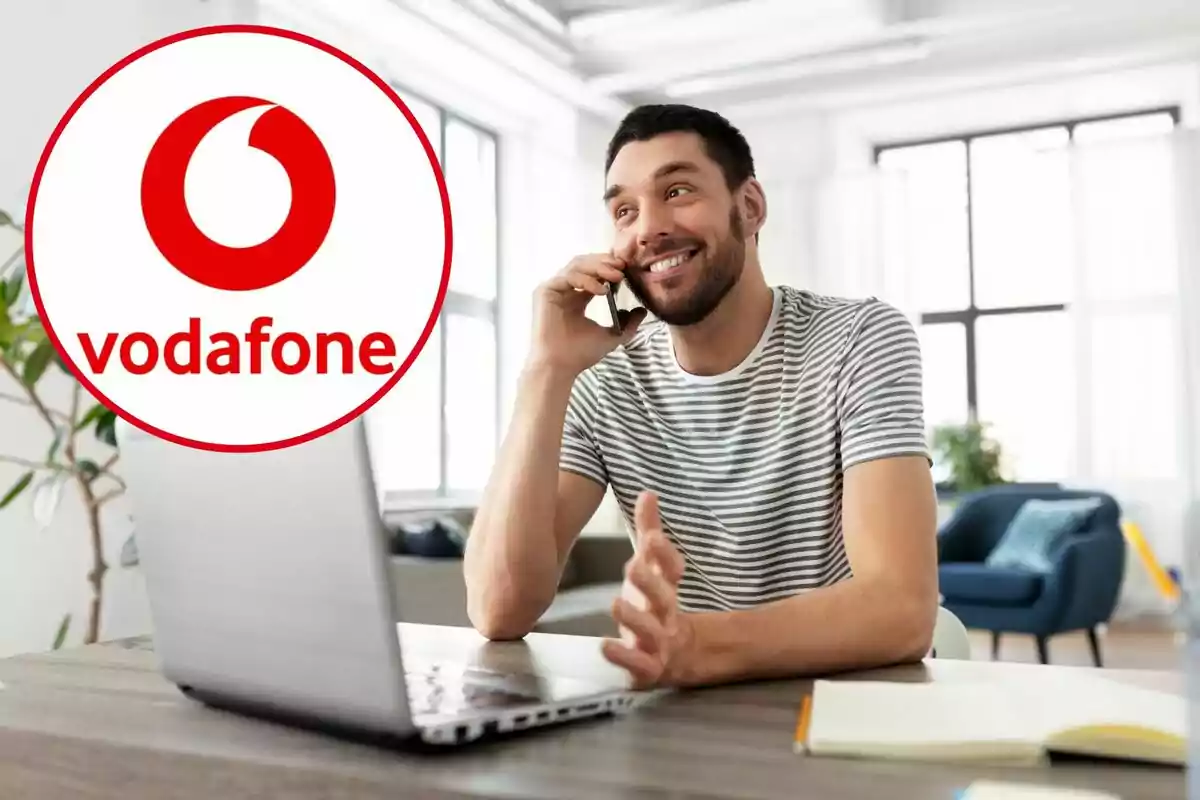 Un home parla pel mòbil davant de l'ordinador, i al cercle, el logotip de Vodafone