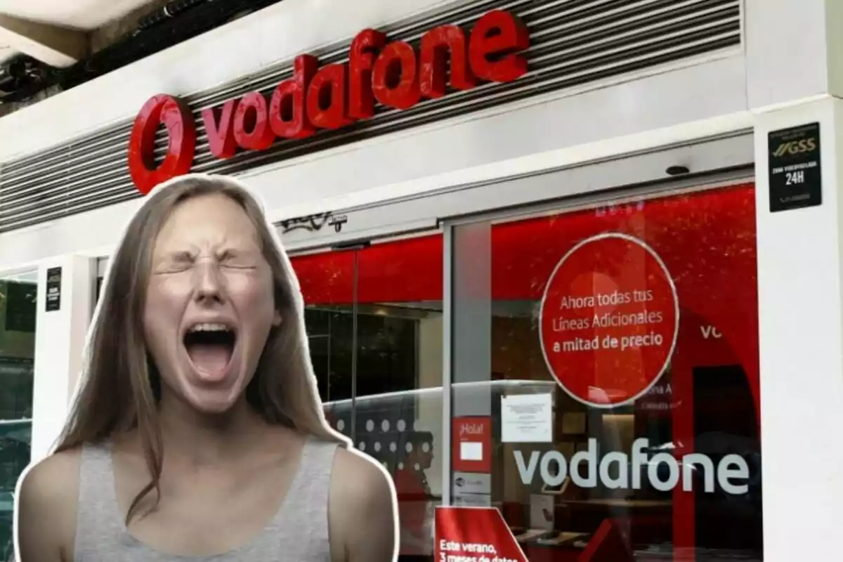 Una dona cridant davant una botiga de Vodafone.