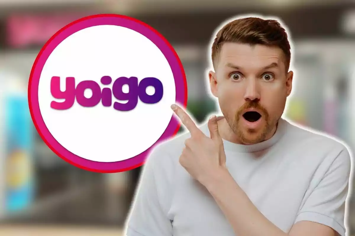 Un home sorprès assenyala el logotip de Yoigo.