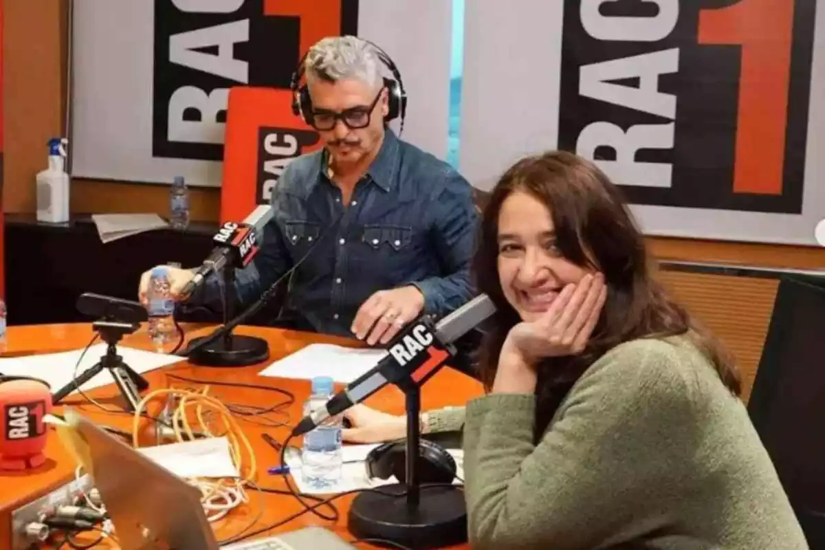 Imatge de la periodista Montse Llussà, de Rac1, amb l'humorista Txabi Franquesa