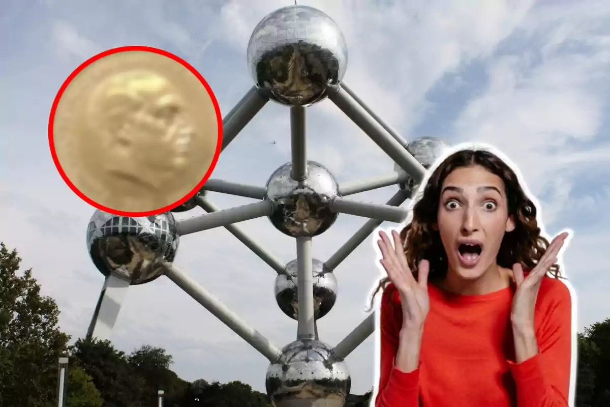 Una dona amb expressió de sorpresa davant de l'Atomium, amb un cercle vermell que destaca un detall a l'estructura.