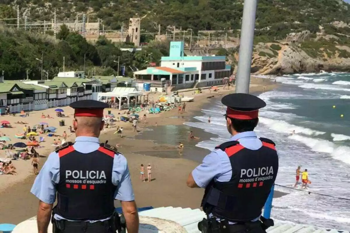 Agents dels Mossos d'Esquadra vigilant la platja