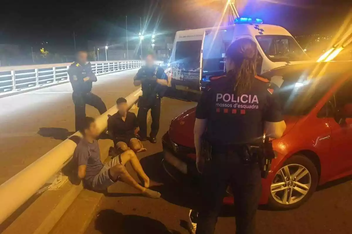 Imatge Mossos d'Esquadra detenint a dos homes per robatori amb força a Santa Coloma de Gramanet