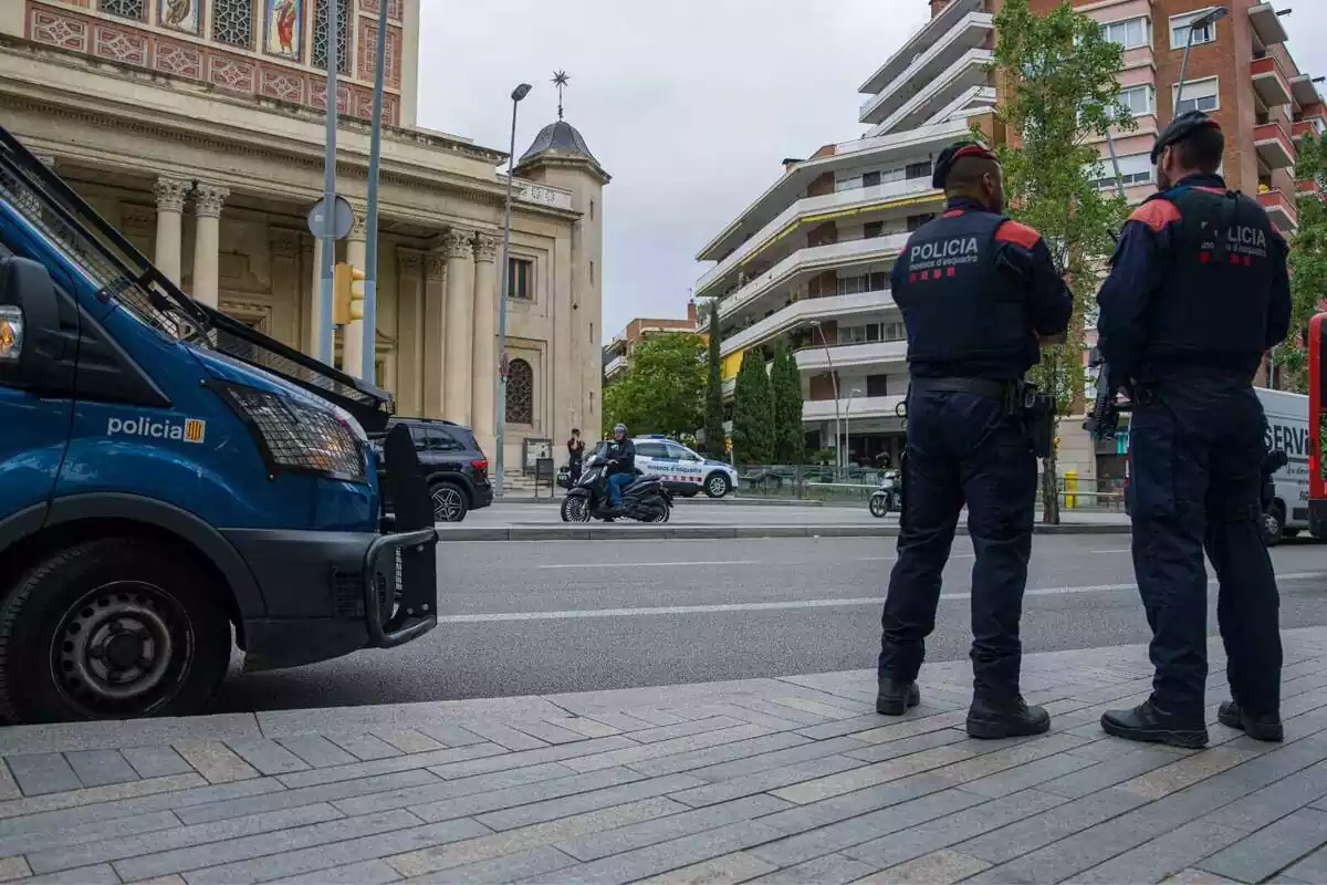 Imatge dels Mossos d'Esquadra patrullant a la plaça de la Bonanova, a Barcelona