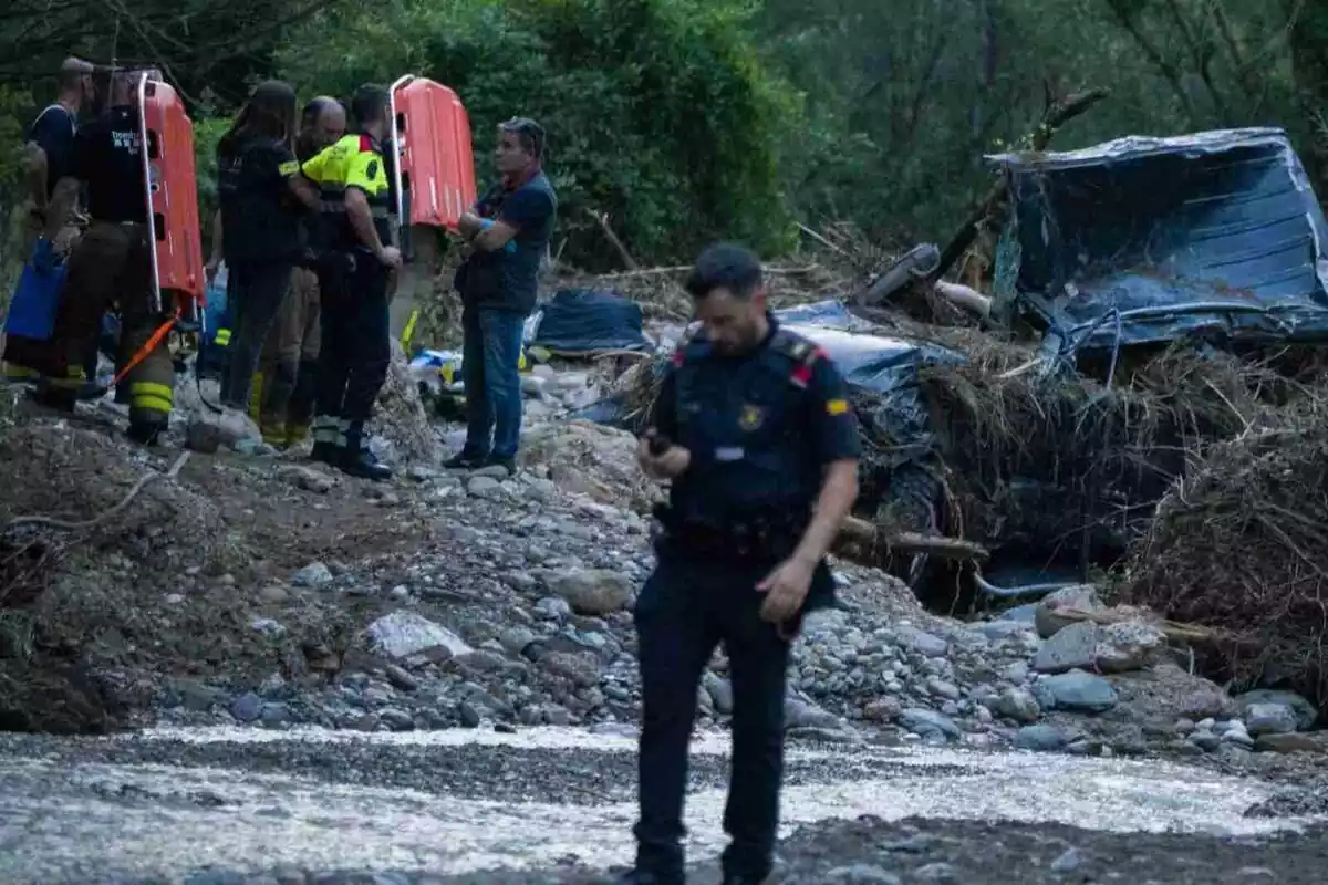 Imatge dels Mossos d'Esquadra en el moment que han localitzat un cadàver dins d'un vehicle