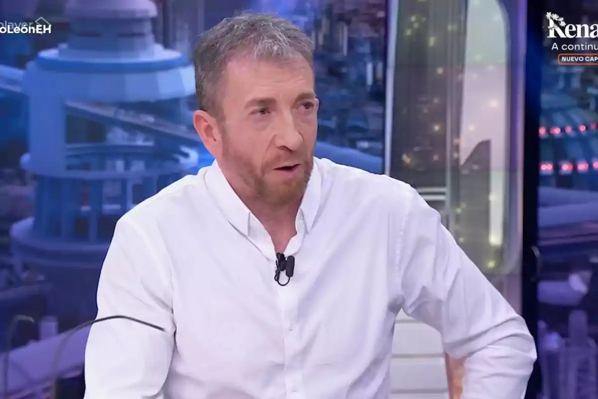 Pablo Motos con barba y cabello corto con camisa blanca hablando en 'El Hormiguero' Pablo Motos con barba y cabello corto con camisa blanca hablando en 'El Hormiguero'