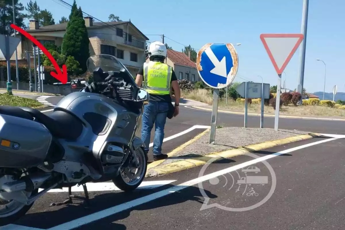 Imatge d´un agent de la Guàrdia Civil amb una de les motos oficials