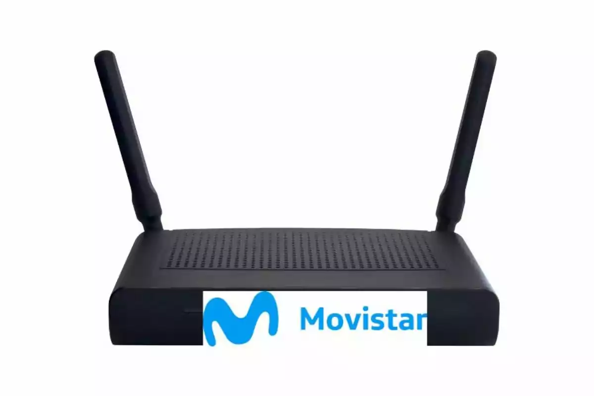 Un router negre amb dues antenes i el logotip de Movistar a la part frontal.