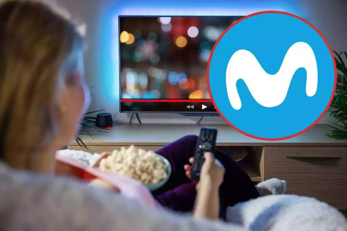 Una dona maneja el comandament a distància davant del televisor, i al cercle, el logo de Movistar