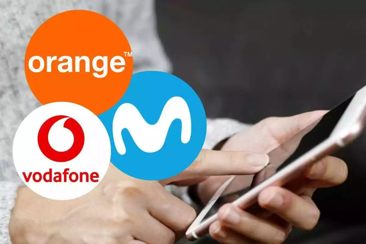 Els tres logos d'Orange, Vodafone i Movistar i de fons una imatge d'una persona amb un mòbil