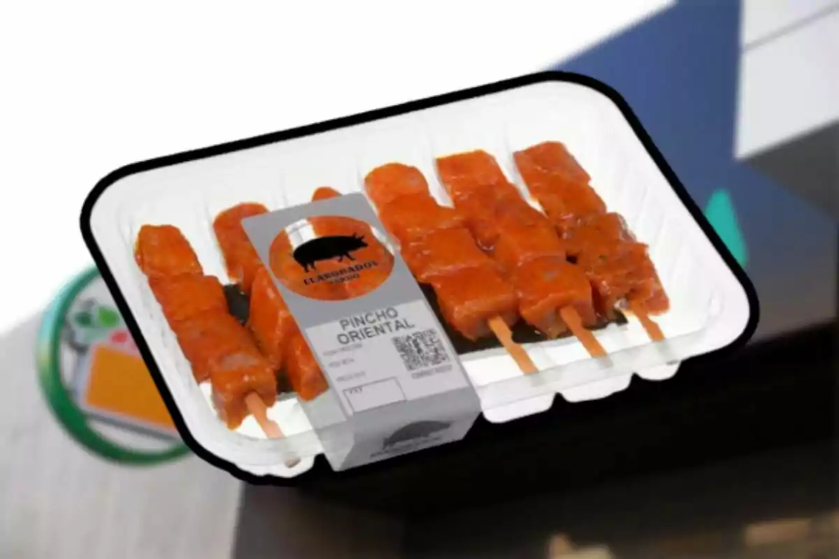 Bandeja de pinchos orientales de cerdo envasados. Bandeja de pinchos orientales de cerdo envasados.