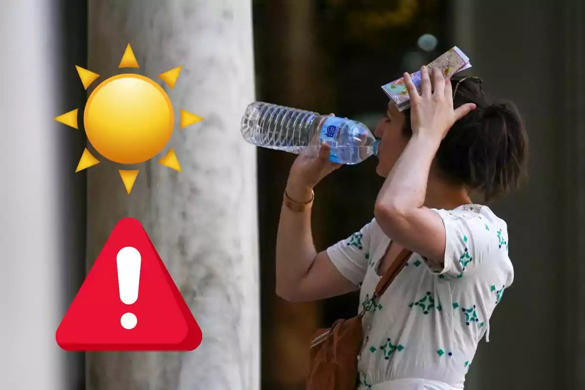 Dona bevent aigua i cobrint-se el cap amb un paper mentre hi ha sol i un senyal d’advertència, representant precaució per calor extrema.
