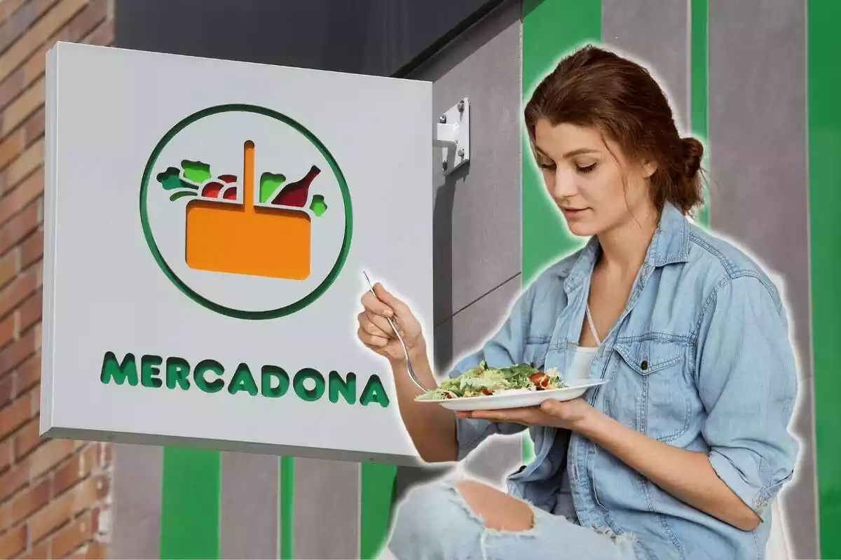 Dona menjant-se una amanida amb el fons d'una botiga de Mercadona