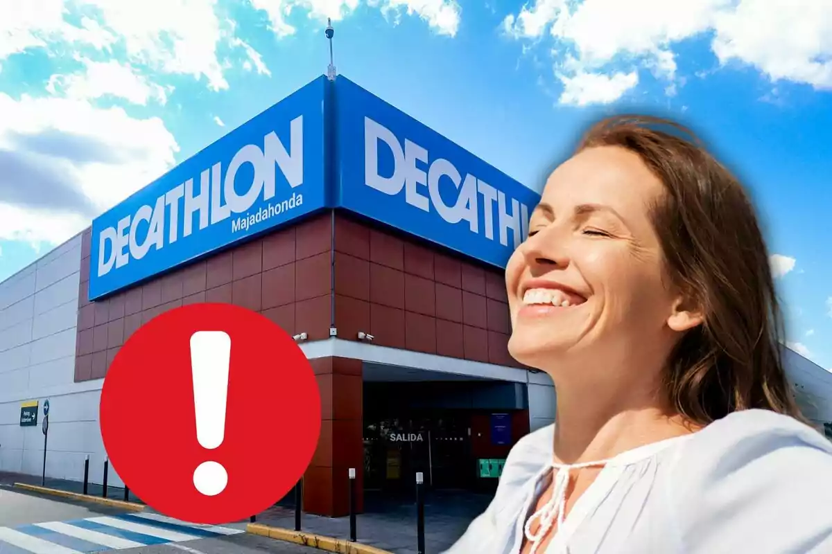 Una dona somrient davant d'una botiga Decathlon amb un símbol d'advertència en vermell.