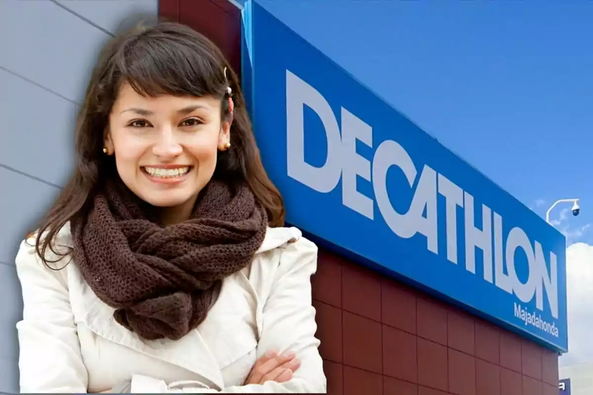 Una dona somrient amb bufanda marró i jaqueta clara davant d'un cartell de Decathlon.